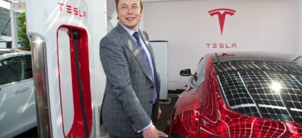 Tesla Supercharger возвращает бесплатные зарядки.